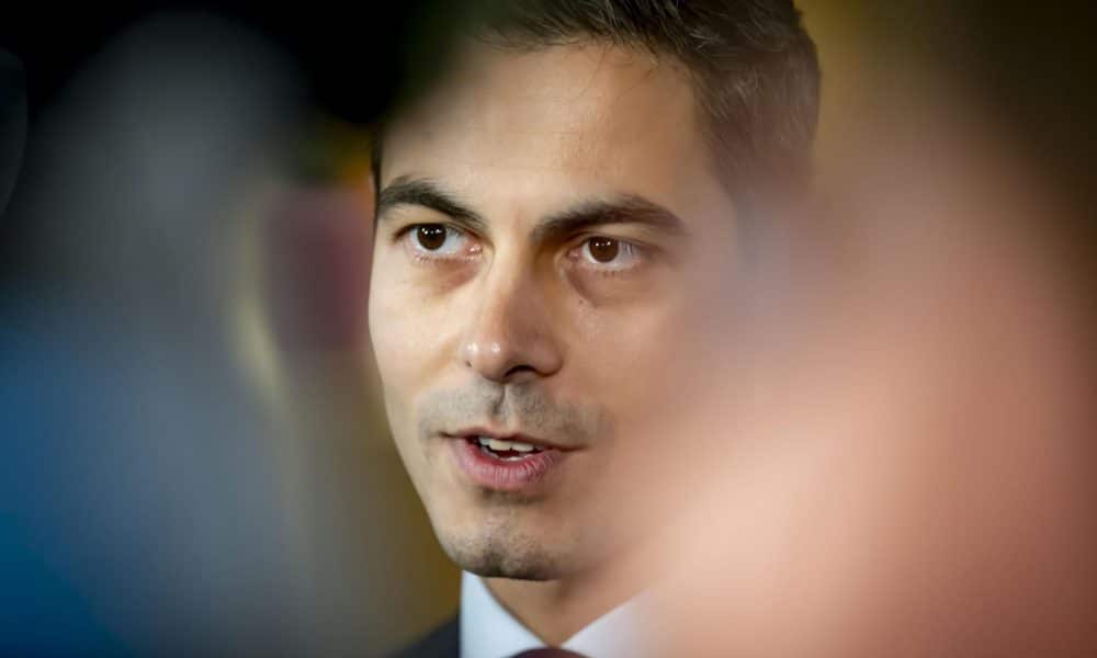 El líder del partido D66, Rob Jetten, habla con los medios mientras responde a los resultados de las elecciones parlamentarias en el edificio de la Cámara de Representantes en La Haya, Países Bajos, el 31 de octubre de 2025. Según un análisis del servicio electoral de la agencia de noticias holandesa ANP, D66 ganó la elección. (Elecciones, Países Bajos; Holanda, La Haya) EFE/EPA/ROBIN UTRECHT