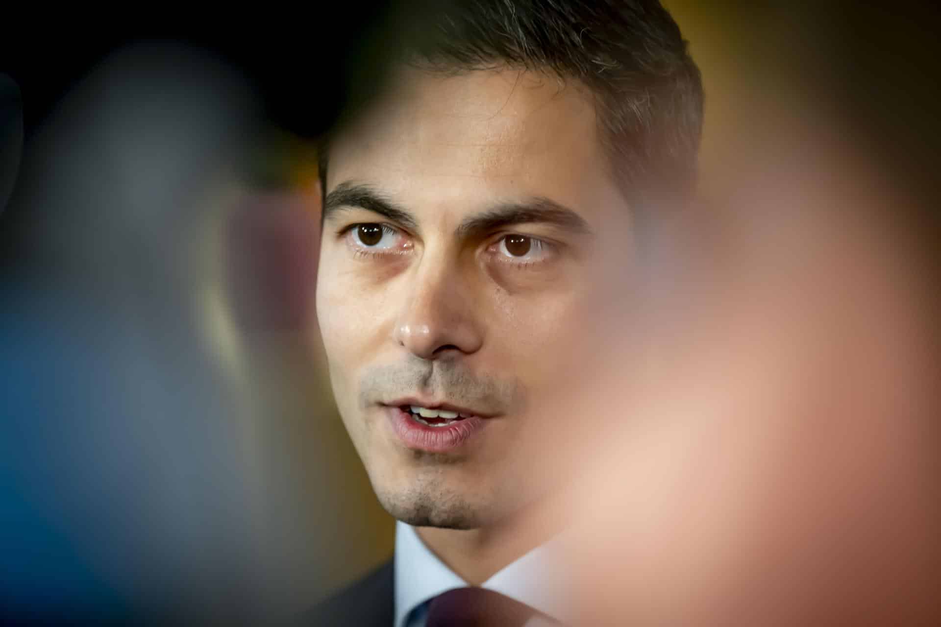 El líder del partido D66, Rob Jetten, habla con los medios mientras responde a los resultados de las elecciones parlamentarias en el edificio de la Cámara de Representantes en La Haya, Países Bajos, el 31 de octubre de 2025. Según un análisis del servicio electoral de la agencia de noticias holandesa ANP, D66 ganó la elección. (Elecciones, Países Bajos; Holanda, La Haya) EFE/EPA/ROBIN UTRECHT