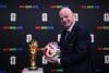 El presidente de la FIFA, Gianni Infantino, presenta el balón oficial de la Copa Mundial de 2026 en la sede del organismo. EFE/FIFA/ SOLO USO EDITORIAL
