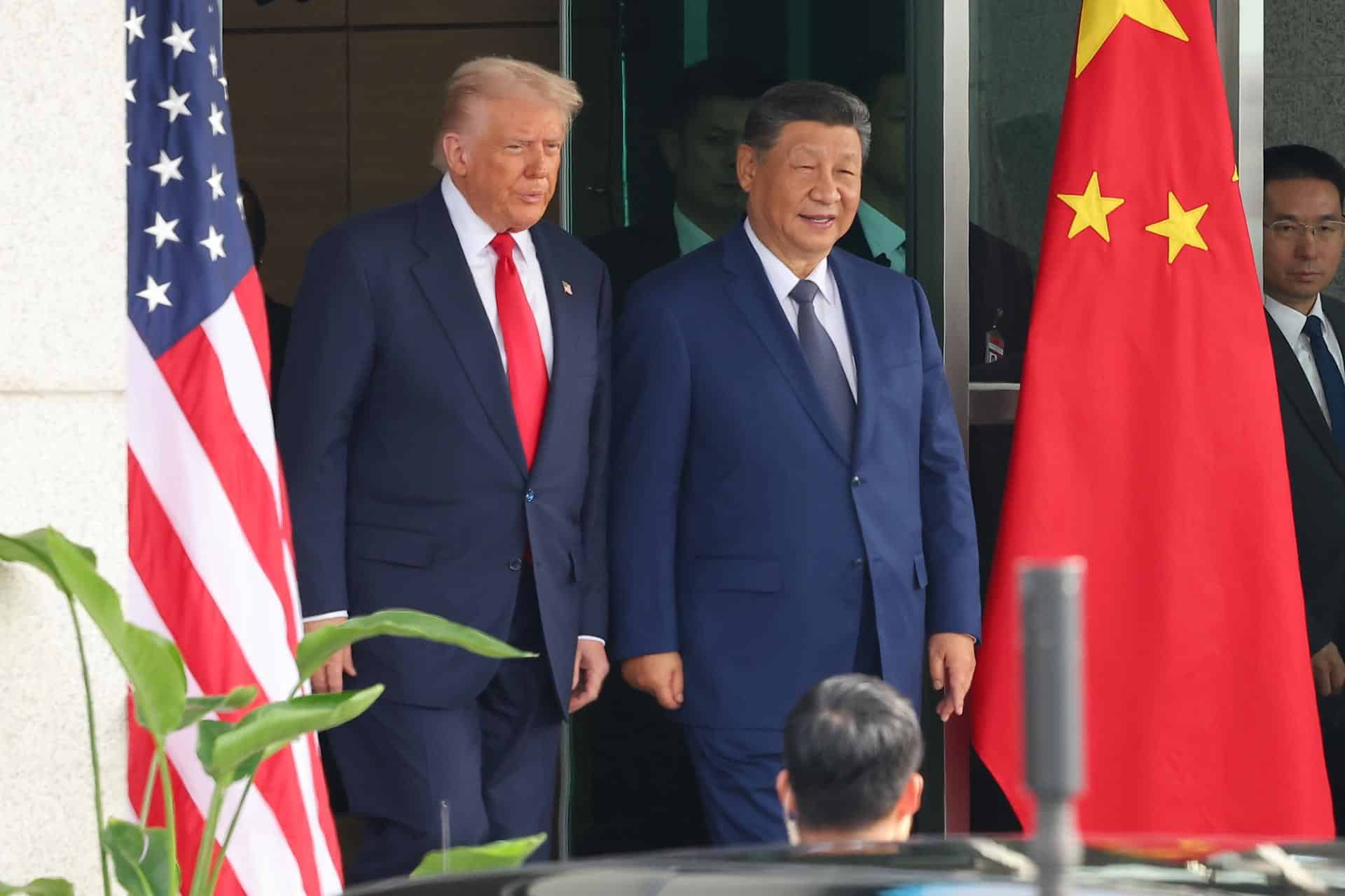 El presidente estadounidense Donald Trump (i) y el presidente chino Xi Jinping (c) salen de sus conversaciones en el salón de recepciones Naraemaru, dentro de una base de la Fuerza Aérea en Busan. EFE/EPA/YONHAP