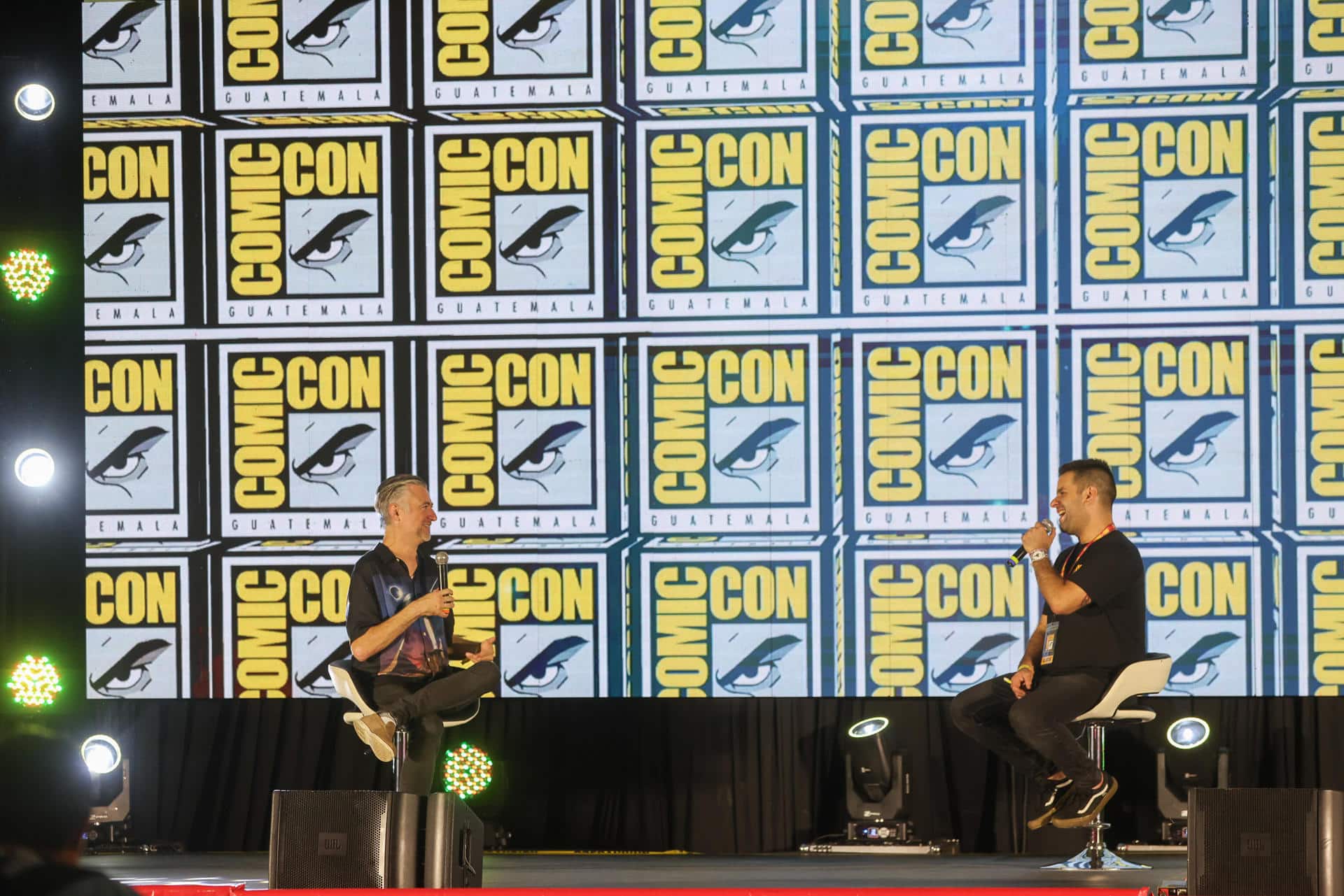 El actor y guionista estadounidense Sean Gunn (i), conocido por su papel Kraglin en el Universo de Marvel, asiste a la Comic-Con Guatemala 2025 este sábado, en Ciudad de Guatemala (Guatemala). EFE/ Mariano Macz