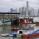 Foto de archivo de pescadores que trabajan en el muelle pesquero multipropósito en ciudad de Panamá (Panamá). EFE/ Bienvenido Velasco
