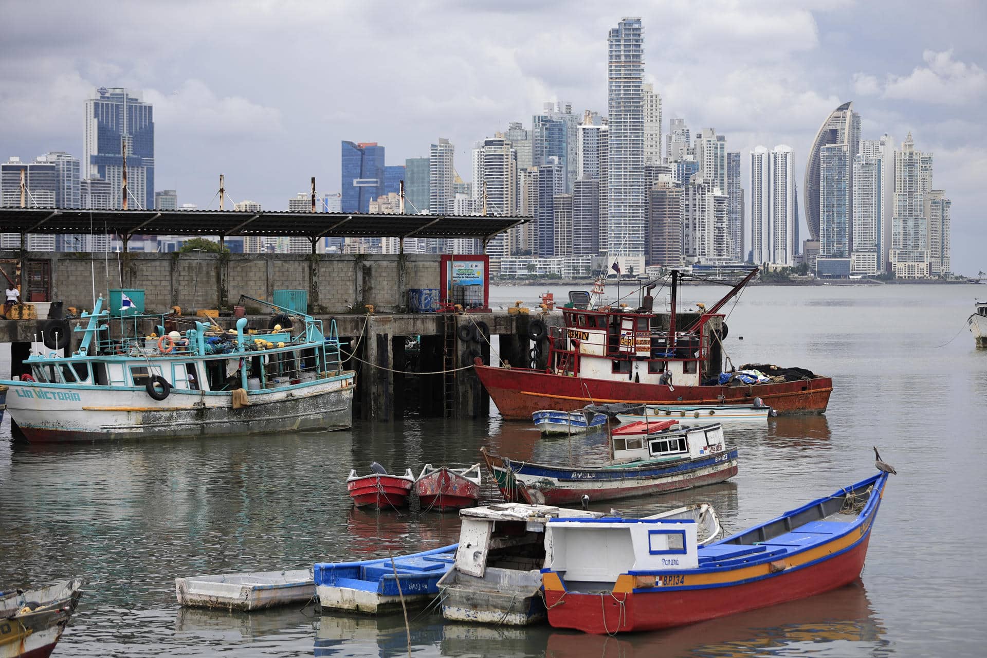 Foto de archivo de pescadores que trabajan en el muelle pesquero multipropósito en ciudad de Panamá (Panamá). EFE/ Bienvenido Velasco