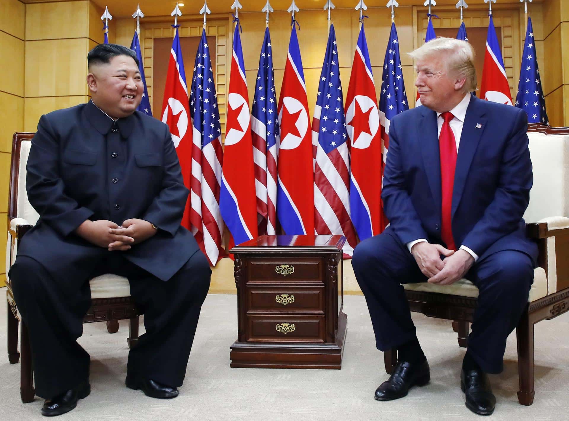 Fotografía de archivo cedida del presidente de EE.UU., Donald J. Trump, y el líder de Corea del Norte. Kim Jong-un. EFE/YONHAP