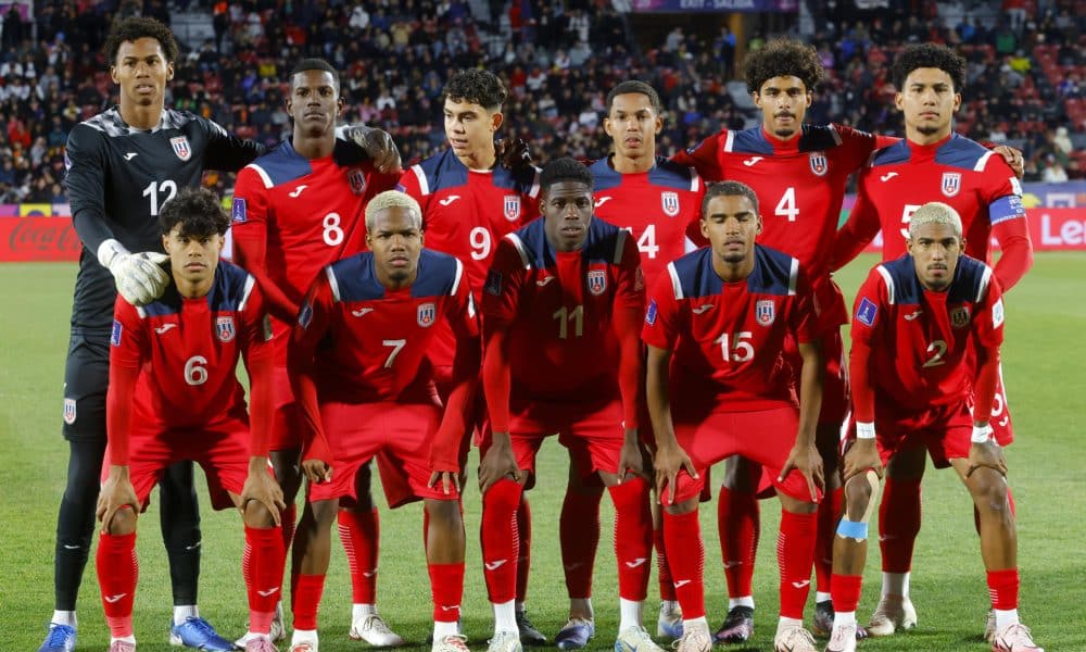 Selección de Cuba forman en el Mundial Sub-20 de Chile. EFE/Esteban Garay