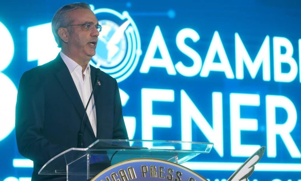 El presidente de República Dominicana, Luis Abinader, habla durante la ceremonia inaugural de la 81ª Asamblea General de la Sociedad Interamericana de Prensa (SIP) este jueves, en Punta Cana (República Dominicana). EFE/ Presidencia R. Dominicana