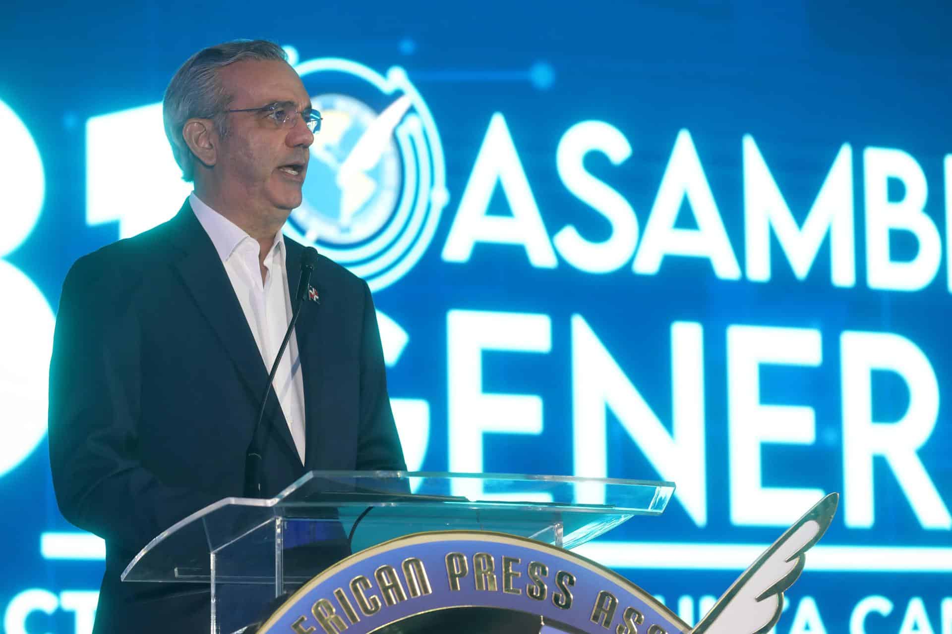 El presidente de República Dominicana, Luis Abinader, habla durante la ceremonia inaugural de la 81ª Asamblea General de la Sociedad Interamericana de Prensa (SIP) este jueves, en Punta Cana (República Dominicana). EFE/ Presidencia R. Dominicana