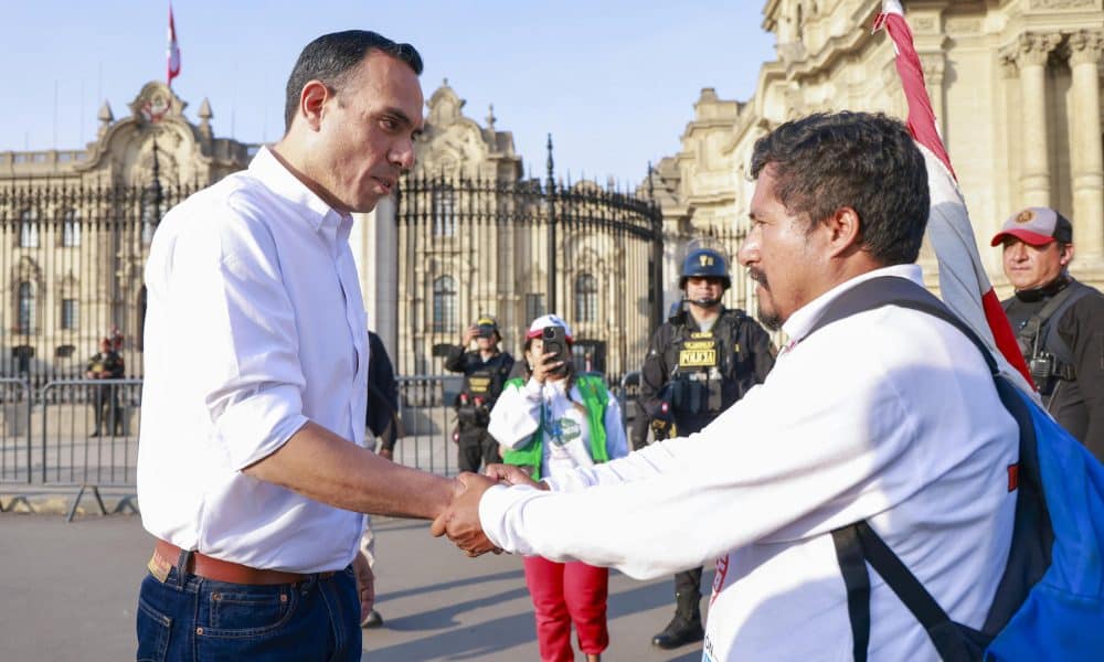 Fotografía cedida por la Presidencia de Perú de su mandatario de transición, José Jerí (i), saludando al alcalde del municipio de Pataz, Aldo Mariños, previo a una reunión este domingo en Lima (Perú). EFE/ Jairo Diaz / Presidencia de Perú/