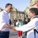 Fotografía cedida por la Presidencia de Perú de su mandatario de transición, José Jerí (i), saludando al alcalde del municipio de Pataz, Aldo Mariños, previo a una reunión este domingo en Lima (Perú). EFE/ Jairo Diaz / Presidencia de Perú/