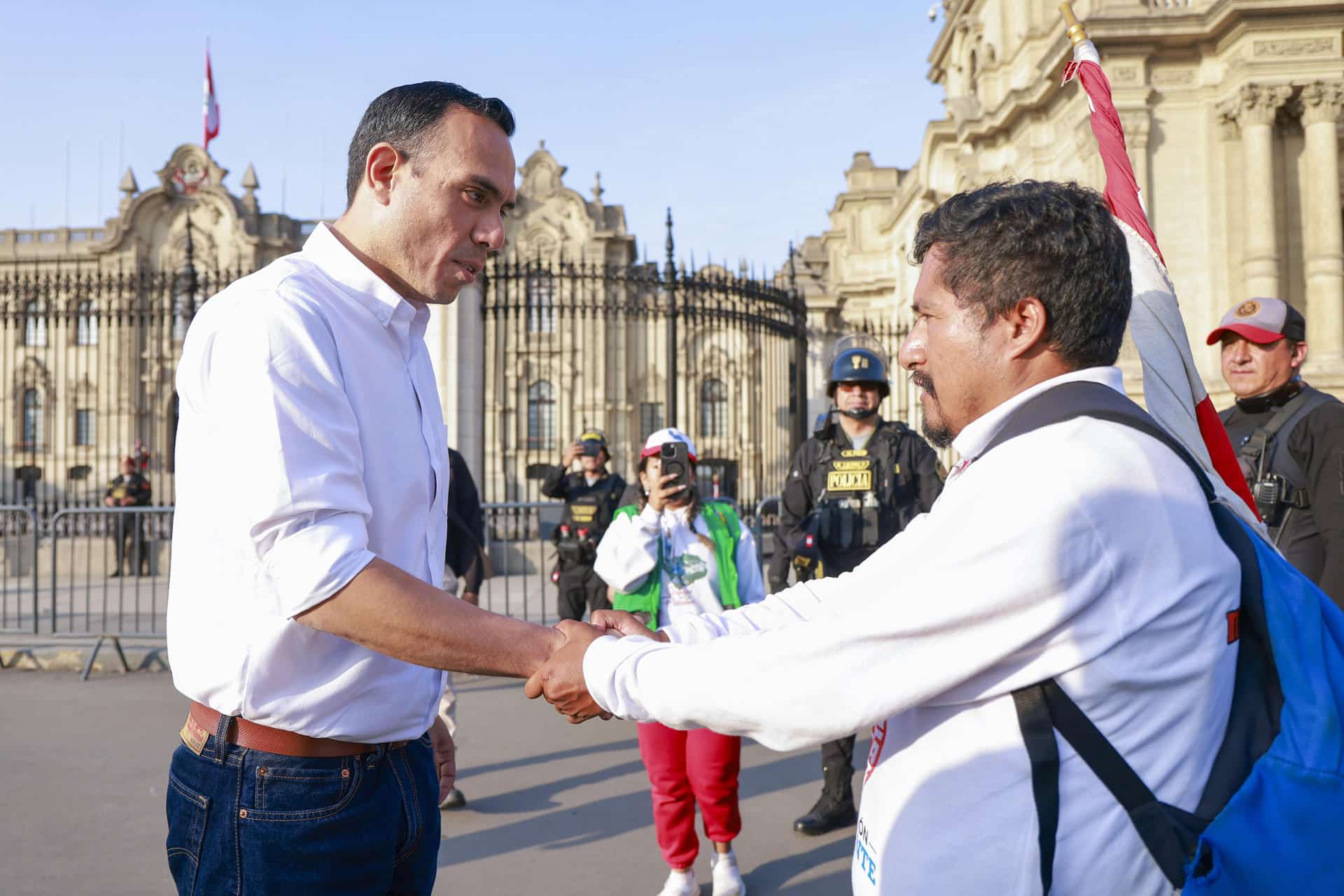 Fotografía cedida por la Presidencia de Perú de su mandatario de transición, José Jerí (i), saludando al alcalde del municipio de Pataz, Aldo Mariños, previo a una reunión este domingo en Lima (Perú). EFE/ Jairo Diaz / Presidencia de Perú/