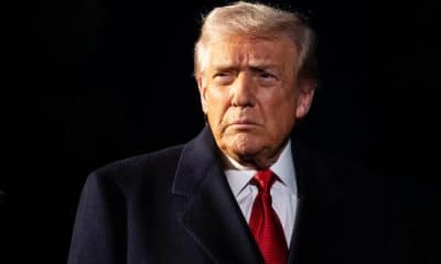 Washington, DC (United States), 25/10/2025.- US President Donald Trump speaks with reporters as he departs on the South Lawn of the White House to board Marine One, in Washington, DC, USA, 24 October 2025. EFE/EPA/Francis Chung / POOL