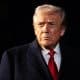 Washington, DC (United States), 25/10/2025.- US President Donald Trump speaks with reporters as he departs on the South Lawn of the White House to board Marine One, in Washington, DC, USA, 24 October 2025. EFE/EPA/Francis Chung / POOL