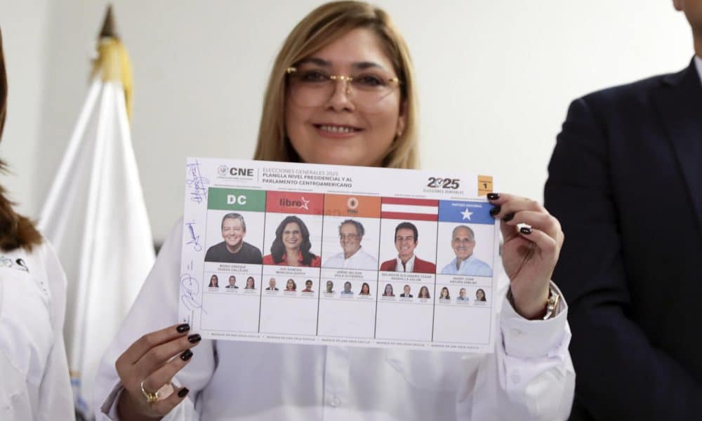 Fotografía de archivo, tomada el pasado 3 de octubre, de la consejera presidenta del Consejo Nacional Electoral (CNE) de Honduras, Ana Paola Hall, al posar con una de las papeletas para las elecciones generales del próximo 30 de noviembre, en Tegucigalpa (Honduras). EFE/Gustavo Amador