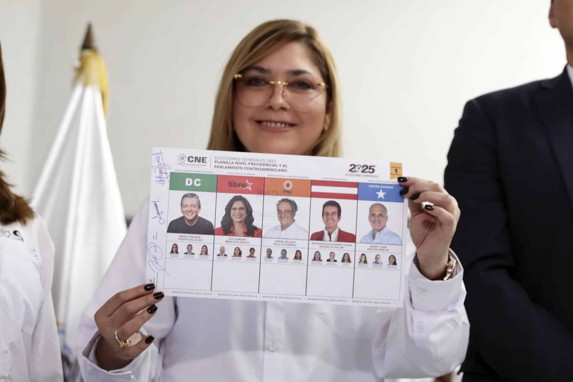 Fotografía de archivo, tomada el pasado 3 de octubre, de la consejera presidenta del Consejo Nacional Electoral (CNE) de Honduras, Ana Paola Hall, al posar con una de las papeletas para las elecciones generales del próximo 30 de noviembre, en Tegucigalpa (Honduras). EFE/Gustavo Amador