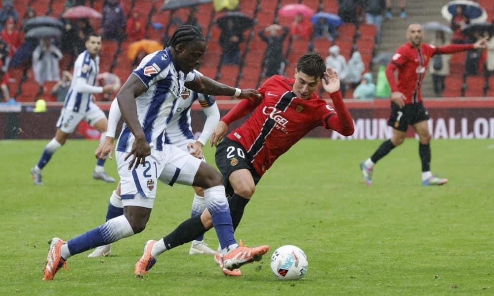 El delantero del Levante Karl Etta Eyong, ante el centrocampista del Mallorca Pablo Torre, durante el partido de la décima jornada de Laliga disputado entre el RCD Mallorca y la UD Levante, en el estado de Son Moix, en Palma. EFE/Cati Cladera