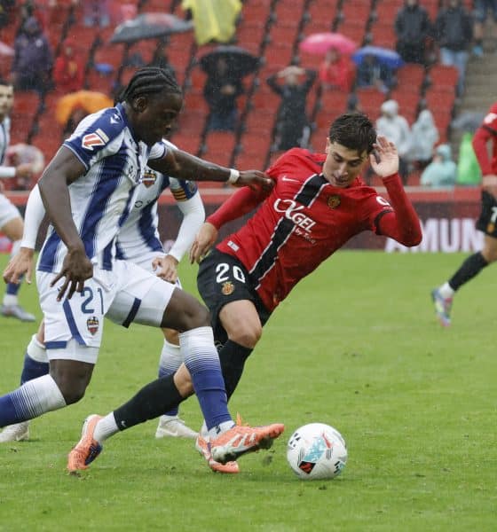 El delantero del Levante Karl Etta Eyong, ante el centrocampista del Mallorca Pablo Torre, durante el partido de la décima jornada de Laliga disputado entre el RCD Mallorca y la UD Levante, en el estado de Son Moix, en Palma. EFE/Cati Cladera