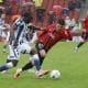 El delantero del Levante Karl Etta Eyong, ante el centrocampista del Mallorca Pablo Torre, durante el partido de la décima jornada de Laliga disputado entre el RCD Mallorca y la UD Levante, en el estado de Son Moix, en Palma. EFE/Cati Cladera