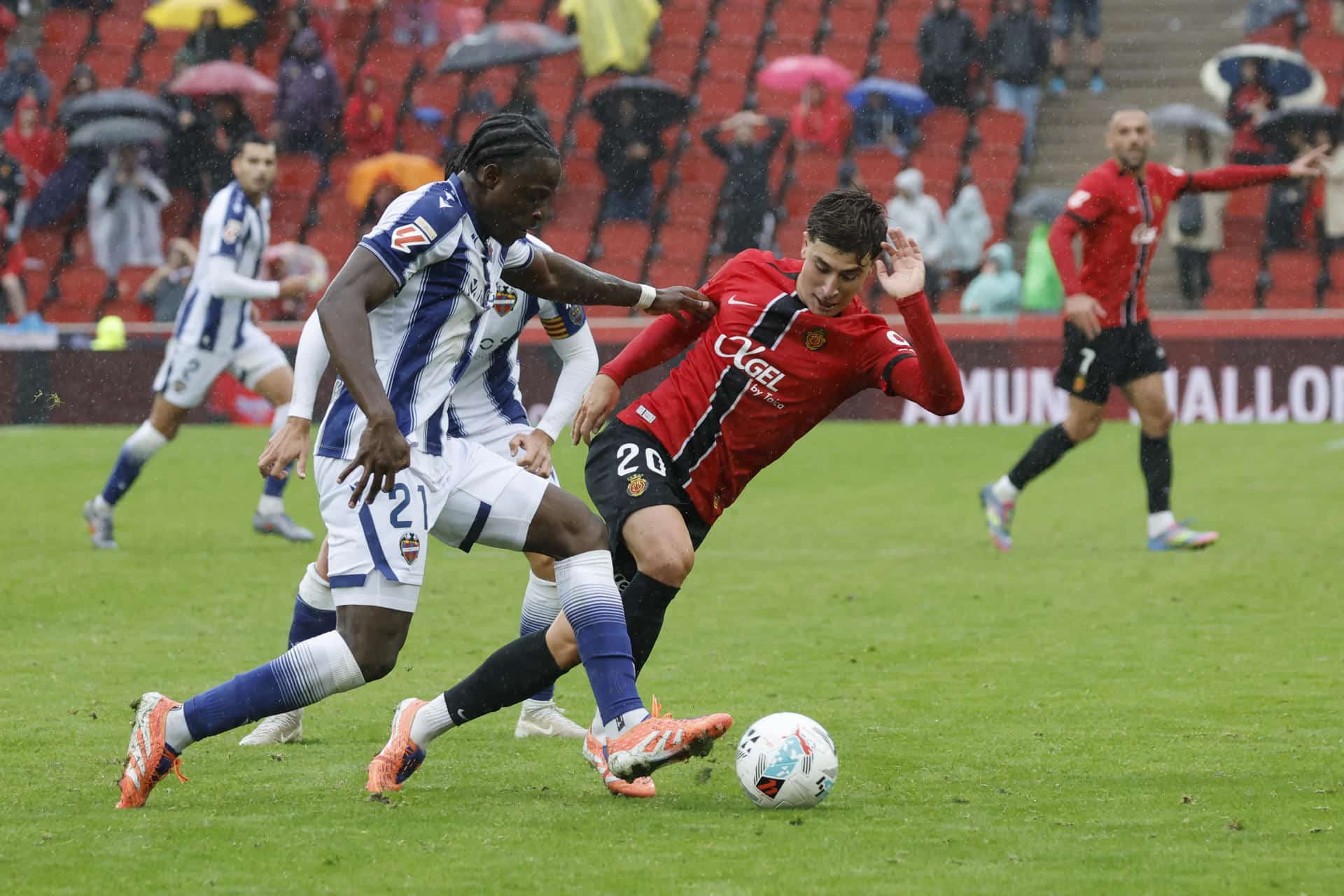 El delantero del Levante Karl Etta Eyong, ante el centrocampista del Mallorca Pablo Torre, durante el partido de la décima jornada de Laliga disputado entre el RCD Mallorca y la UD Levante, en el estado de Son Moix, en Palma. EFE/Cati Cladera