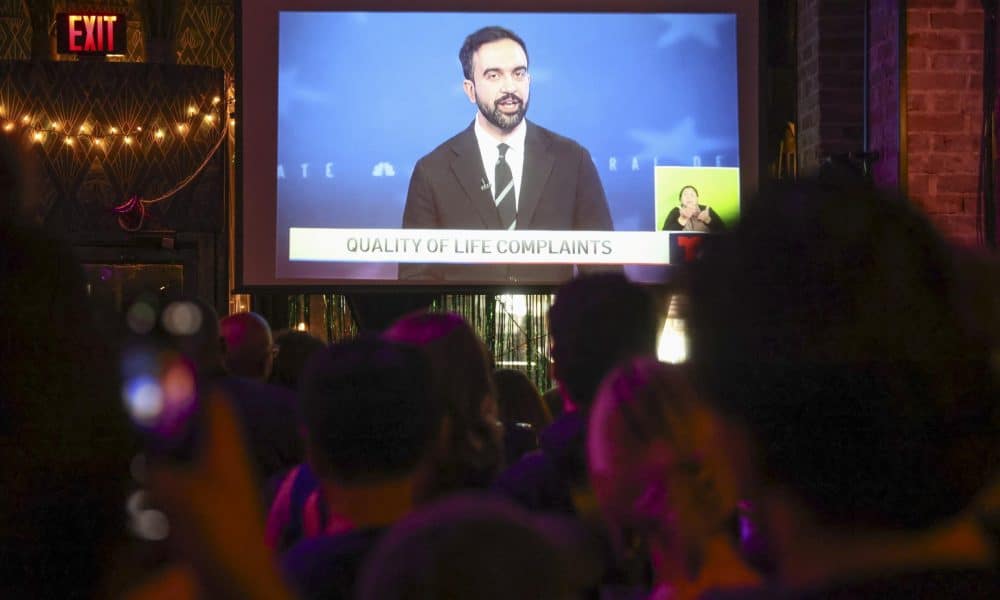 La gente observa al candidato demócrata a la Alcaldía de la ciudad de Nueva York, Zohran Mamdani, hablar en una pantalla durante el debate por la Alcaldía de la ciudad de Nueva York en un bar local en Nueva York, EE.UU., el 16 de octubre de 2025. EFE/EPA/Sarah Yenesel