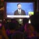 La gente observa al candidato demócrata a la Alcaldía de la ciudad de Nueva York, Zohran Mamdani, hablar en una pantalla durante el debate por la Alcaldía de la ciudad de Nueva York en un bar local en Nueva York, EE.UU., el 16 de octubre de 2025. EFE/EPA/Sarah Yenesel