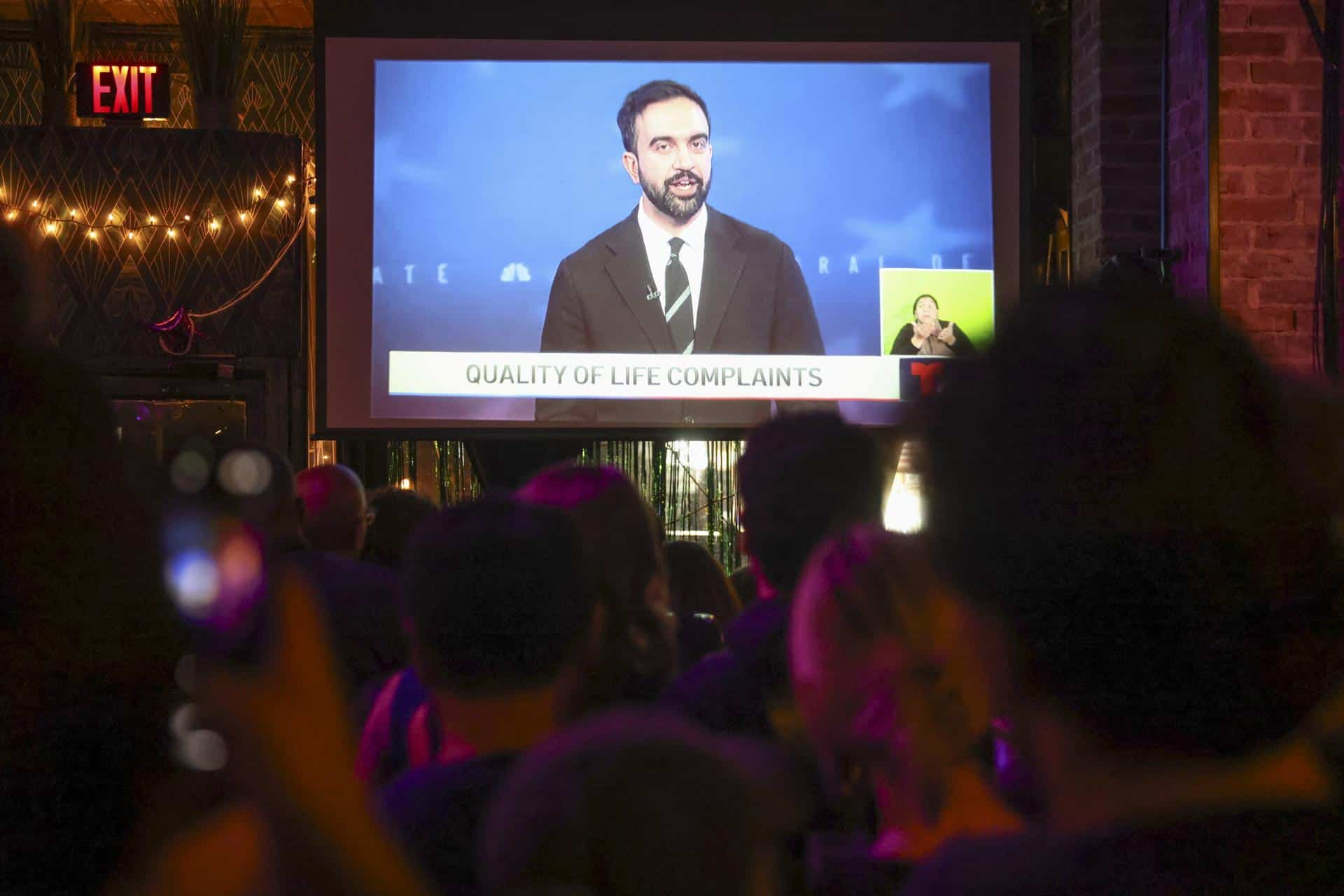 La gente observa al candidato demócrata a la Alcaldía de la ciudad de Nueva York, Zohran Mamdani, hablar en una pantalla durante el debate por la Alcaldía de la ciudad de Nueva York en un bar local en Nueva York, EE.UU., el 16 de octubre de 2025. EFE/EPA/Sarah Yenesel