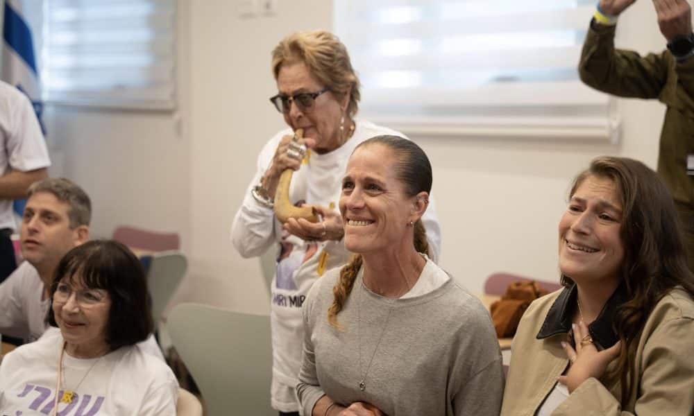 La familia de Omri Miran sigue por televisión el momento de la entrega de su familiar al Ejército israelí. El Ejército de Israel confirmó que los últimos 13 rehenes que quedaban con vida en Gaza están ya en manos de la Cruz Roja, que los conducirá a Israel, informa un comunicado castrense. EFE/ Portavoz del Ejército de Israel SOLO USO EDITORIAL/SOLO DISPONIBLE PARA ILUSTRAR LA NOTICIA QUE ACOMPAÑA (CRÉDITO OBLIGATORIO)