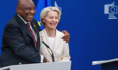 La presidenta de la Comisión Europea, Ursula von der Leyen (dcha), y el presidente sudafricano Matamela Cyril Ramaphosa. EFE/EPA/OLIVIER MATTHYS
