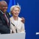 La presidenta de la Comisión Europea, Ursula von der Leyen (dcha), y el presidente sudafricano Matamela Cyril Ramaphosa. EFE/EPA/OLIVIER MATTHYS
