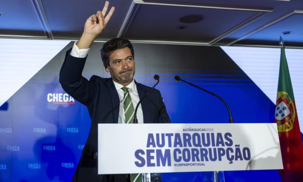 Andre Ventura, presidente del partido Chega, habla a seguidores en Lisboa, Portugal, este 13 de octubre de 2025. EFE/JOSE SENA GOULAO