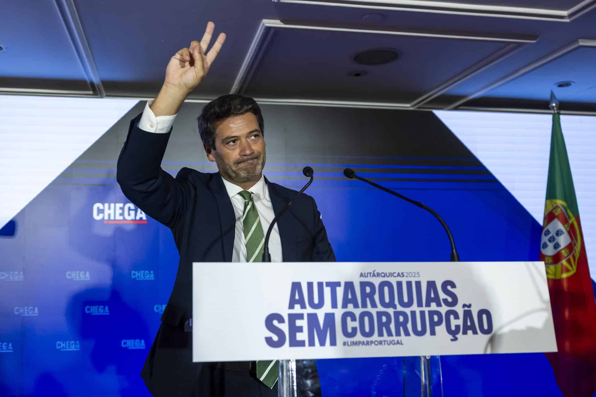 Andre Ventura, presidente del partido Chega, habla a seguidores en Lisboa, Portugal, este 13 de octubre de 2025. EFE/JOSE SENA GOULAO