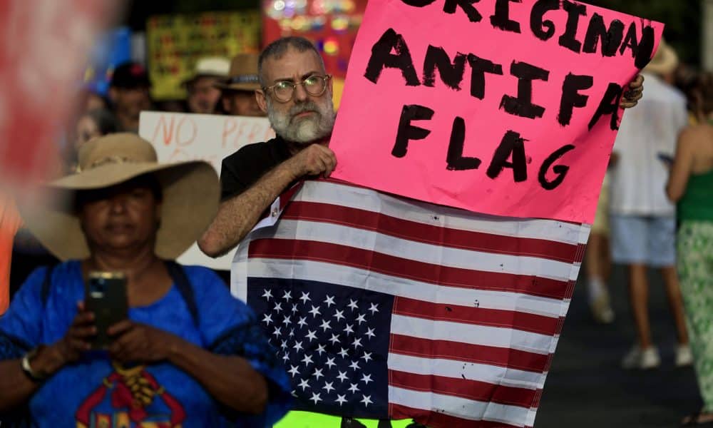 Personas participan durante la protesta "No Kings" ("No queremos reyes") este sábado, en San Juan (Puerto Rico). EFE/ Thais Llorca