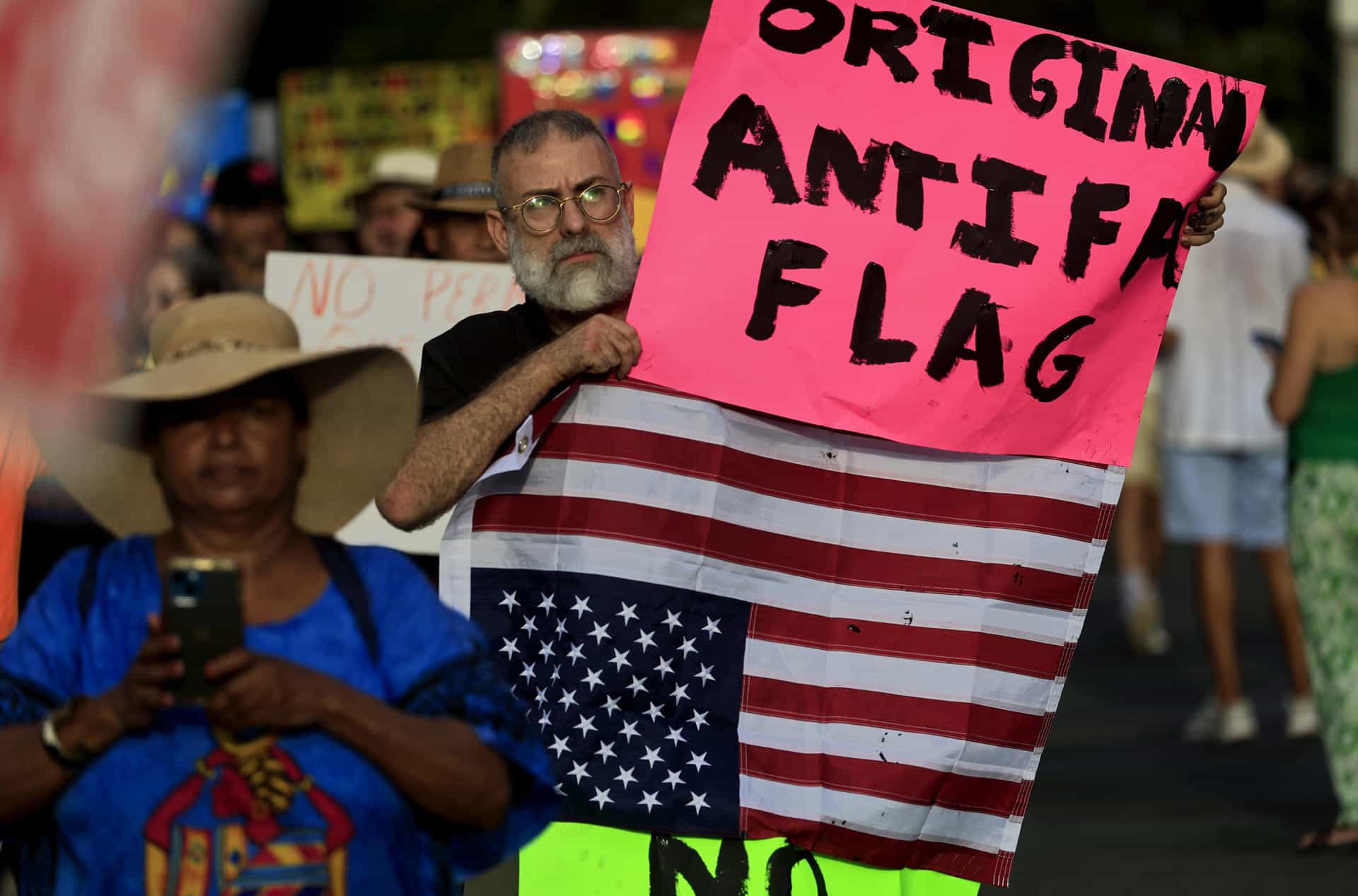 Personas participan durante la protesta "No Kings" ("No queremos reyes") este sábado, en San Juan (Puerto Rico). EFE/ Thais Llorca