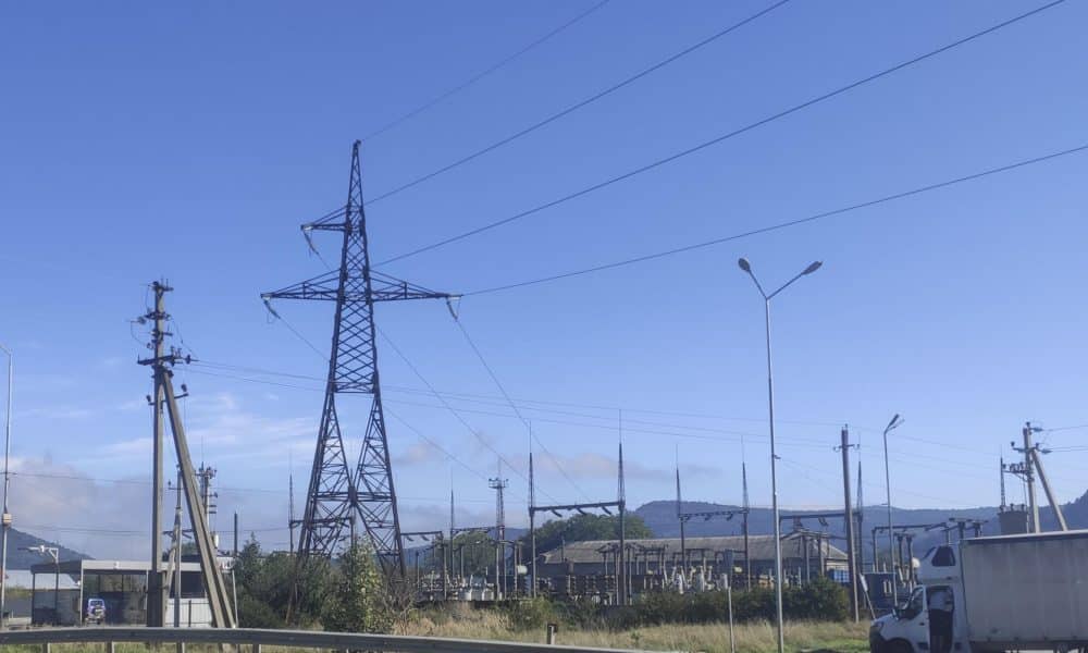 Leópolis (Ucrania), 13/10/2025.- Vista de una subestación eléctrica situada junto a la estación de tren del oeste de Ucrania. Las infraestructuras ferroviarias ucranianas son, junto al sistema energético, el nuevo objetivo prioritario de los bombardeos masivos de Rusia, que en los últimos días ha atacado con drones en diversas ocasiones vías de tren, locomotoras y trenes de pasajeros. EFE/Rostyslav Averchuk
