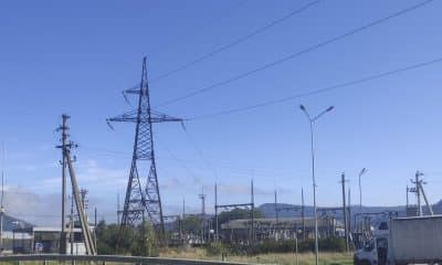 Leópolis (Ucrania), 13/10/2025.- Vista de una subestación eléctrica situada junto a la estación de tren del oeste de Ucrania. Las infraestructuras ferroviarias ucranianas son, junto al sistema energético, el nuevo objetivo prioritario de los bombardeos masivos de Rusia, que en los últimos días ha atacado con drones en diversas ocasiones vías de tren, locomotoras y trenes de pasajeros. EFE/Rostyslav Averchuk