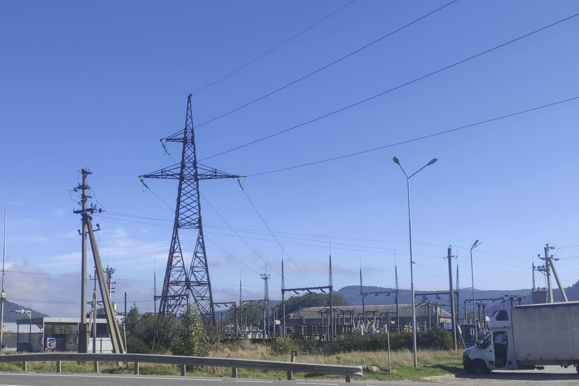 Leópolis (Ucrania), 13/10/2025.- Vista de una subestación eléctrica situada junto a la estación de tren del oeste de Ucrania. Las infraestructuras ferroviarias ucranianas son, junto al sistema energético, el nuevo objetivo prioritario de los bombardeos masivos de Rusia, que en los últimos días ha atacado con drones en diversas ocasiones vías de tren, locomotoras y trenes de pasajeros. EFE/Rostyslav Averchuk