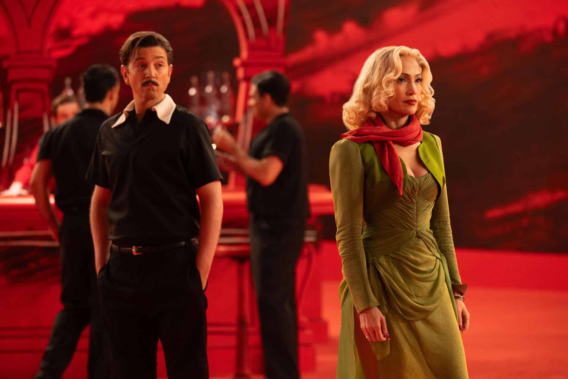 Fotografía sin fecha específica de toma, cedida por Roadside Attractions que muestra a los actores Diego Luna (i) y Jennifer Lopez, en una escena de la película, El beso de la mujer araña. EFE/ Roadside Attractions /SOLO USO EDITORIAL/NO VENTAS/SOLO DISPONIBLE PARA ILUSTRAR LA NOTICIA QUE ACOMPAÑA (CRÉDITO OBLIGATORIO)