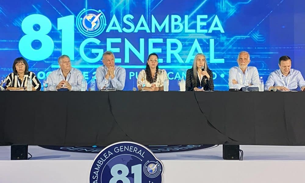 La presidenta del Comité Ejecutivo de la Sociedad Interamericana de Prensa (SIP), Gabriela Vivanco (3-d), habla junto a la presidenta de la Comisión de Libertad de Prensa e Información de la SIP, Martha Ramos (i) y el segundo vicepresidente de la SIP, Carlos Jornet (2-d), durante la 81ª Asamblea General de la SIP este sábado, en Punta Cana (República Dominicana). Vivanco señaló que el continente americano vive "bajo la sombra de un declive democrático marcado por la polarización y el avance del autoritarismo". EFE/ Pau Mompó Alberola