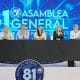 La presidenta del Comité Ejecutivo de la Sociedad Interamericana de Prensa (SIP), Gabriela Vivanco (3-d), habla junto a la presidenta de la Comisión de Libertad de Prensa e Información de la SIP, Martha Ramos (i) y el segundo vicepresidente de la SIP, Carlos Jornet (2-d), durante la 81ª Asamblea General de la SIP este sábado, en Punta Cana (República Dominicana). Vivanco señaló que el continente americano vive "bajo la sombra de un declive democrático marcado por la polarización y el avance del autoritarismo". EFE/ Pau Mompó Alberola