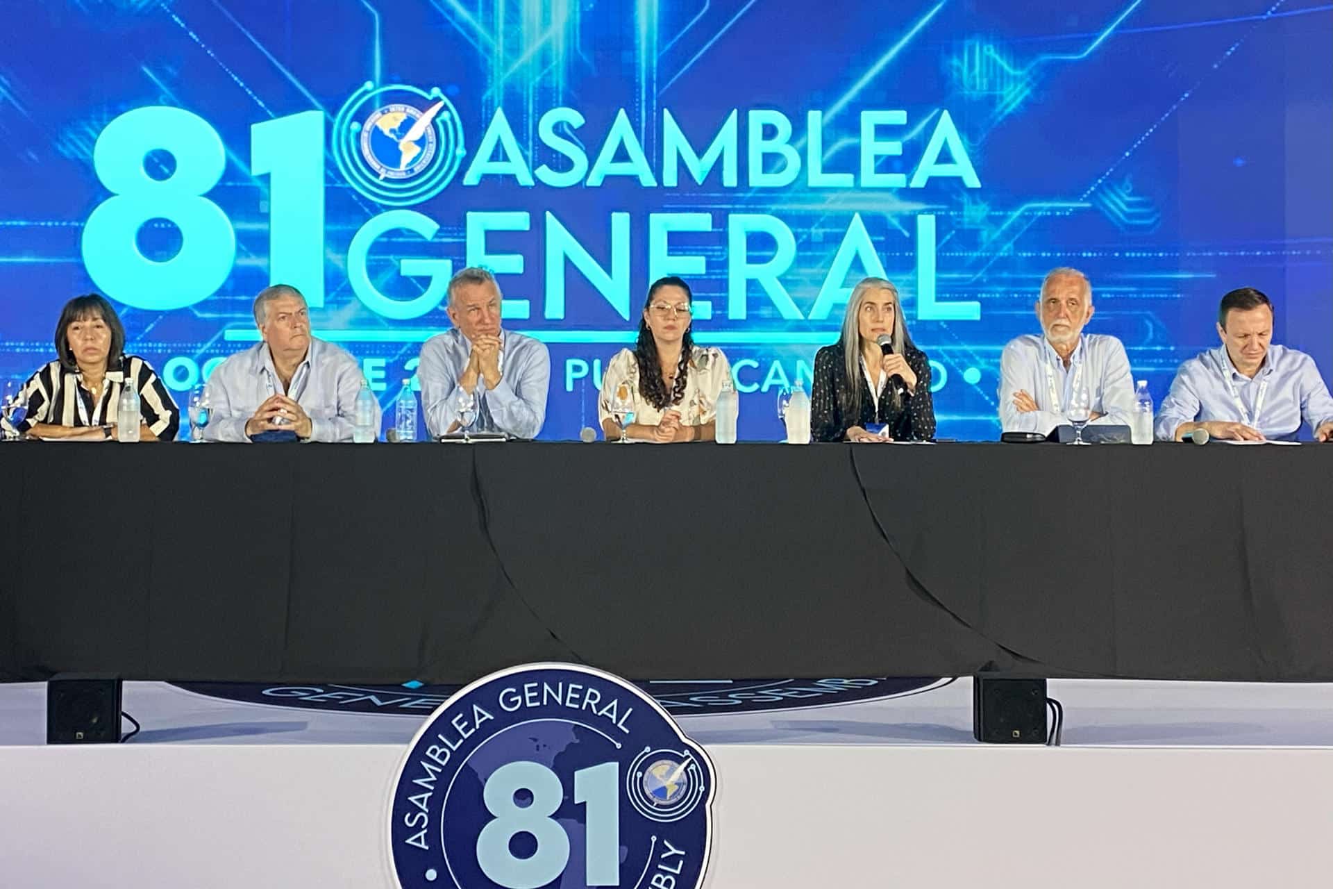 La presidenta del Comité Ejecutivo de la Sociedad Interamericana de Prensa (SIP), Gabriela Vivanco (3-d), habla junto a la presidenta de la Comisión de Libertad de Prensa e Información de la SIP, Martha Ramos (i) y el segundo vicepresidente de la SIP, Carlos Jornet (2-d), durante la 81ª Asamblea General de la SIP este sábado, en Punta Cana (República Dominicana). Vivanco señaló que el continente americano vive "bajo la sombra de un declive democrático marcado por la polarización y el avance del autoritarismo". EFE/ Pau Mompó Alberola