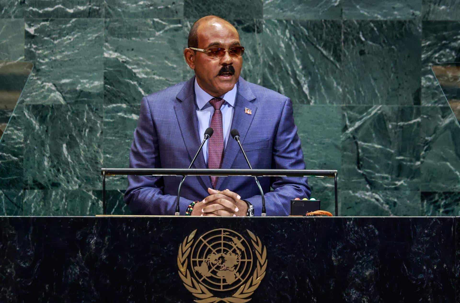 Fotografía de archivo de Gaston Alphonso Browne, primer ministro de Antiguay Barbuda. EFE/KENA BETANCUR