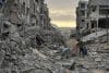 Las ruinas y escombros que inundan este domingo las calles de la ciudad de Gaza ofrecen un panorama desolador a las miles de personas que, desde el exilio en el sur del enclave, regresan a sus hogares con la esperanza de encontrar en pie algún vestigio de su vida antes de la ofensiva israelí. EFE/ Ahmad Awad
