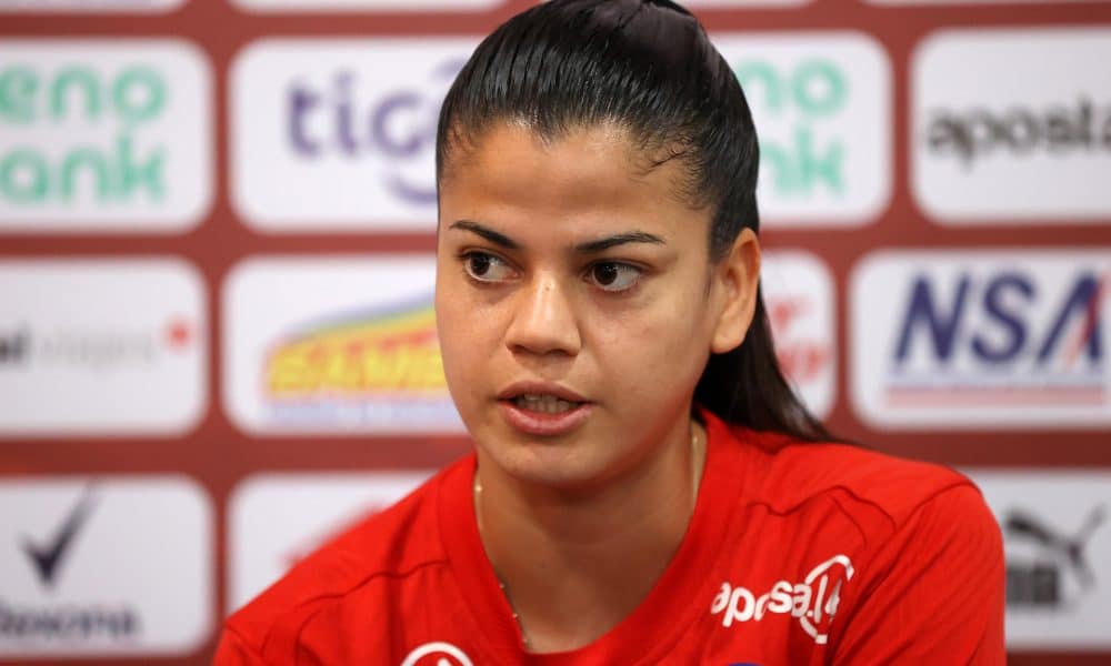 La defensora paraguaya Dahiana Bogarín manifestó este miércoles que su país está en capacidad de avanzar al Mundial de Brasil. EFE/ Juan Pablo Pino