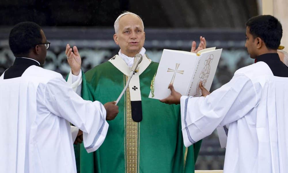 El papa León XIV (c), este domingo durante su homilía con motivo del Jubileo dedicado al mundo misionero y de los migrantes, en la Plaza de San Pedro del Vaticano. EFE/EPA/FABIO FRUSTACI