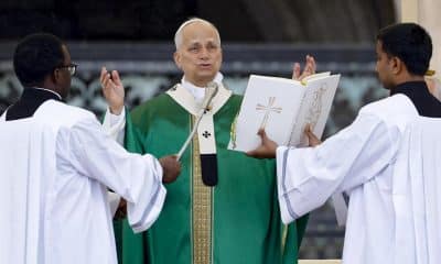 El papa León XIV (c), este domingo durante su homilía con motivo del Jubileo dedicado al mundo misionero y de los migrantes, en la Plaza de San Pedro del Vaticano. EFE/EPA/FABIO FRUSTACI