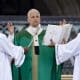 El papa León XIV (c), este domingo durante su homilía con motivo del Jubileo dedicado al mundo misionero y de los migrantes, en la Plaza de San Pedro del Vaticano. EFE/EPA/FABIO FRUSTACI