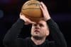 El alero de los Los Angeles Lakers Luka Doncic practica lanzamientos antes de la primera mitad del juego de la NBA frente a los Golden State Warriors. EFE/EPA/ALLISON DINNER
