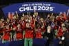 Jugadores de Marruecos levantan el trofeo de campeón, tras ganar la final de Mundial Sub-20 ante Argentina en Santiago de Chile. EFE/Elvis González