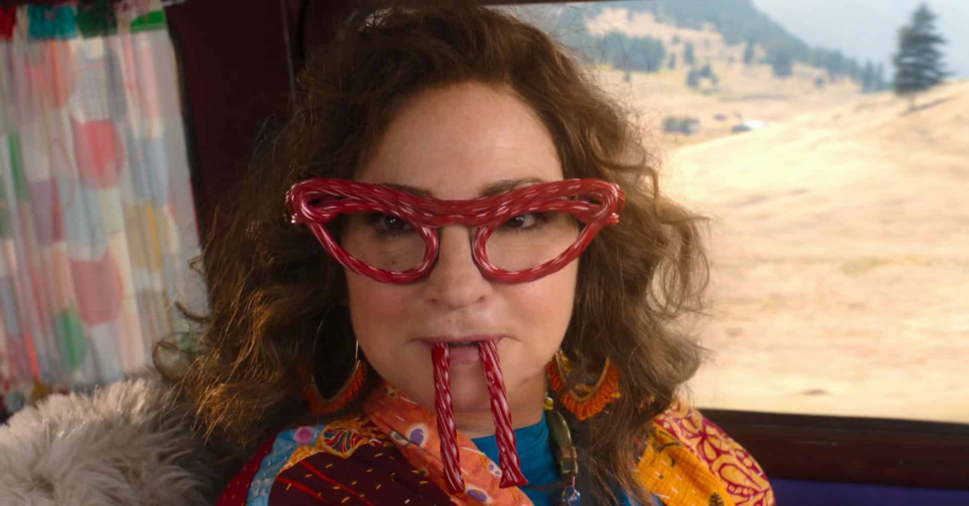 Fotograma cedido por DreamWorks Animation donde aparece la cantante y actriz Gloria Estefan como la abuela Gigi, durante una escena de 'La casa de muñecas de Gabby: La película', una cinta infantil que combina la acción real y la animación. EFE/ Dreamworks Animation /SOLO USO EDITORIAL/ NO VENTAS/ SOLO DISPONIBLE PARA ILUSTRAR LA NOTICIA QUE ACOMPAÑA (CRÉDITO OBLIGATORIO)