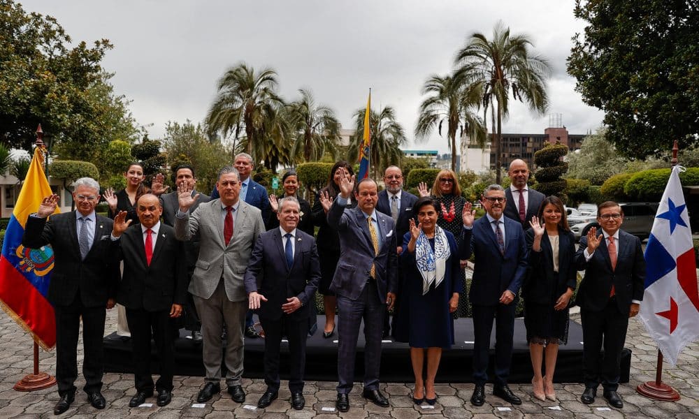 La canciller de Ecuador, Gabriela Sommerfeld (c-d), y su homólogo de Panamá, Javier Martínez Acha (c-i), posan junto a sus delegaciones este viernes, durante la II Reunión de Consultas Políticas entre Ecuador y Panamá. EFE/ José Jácome