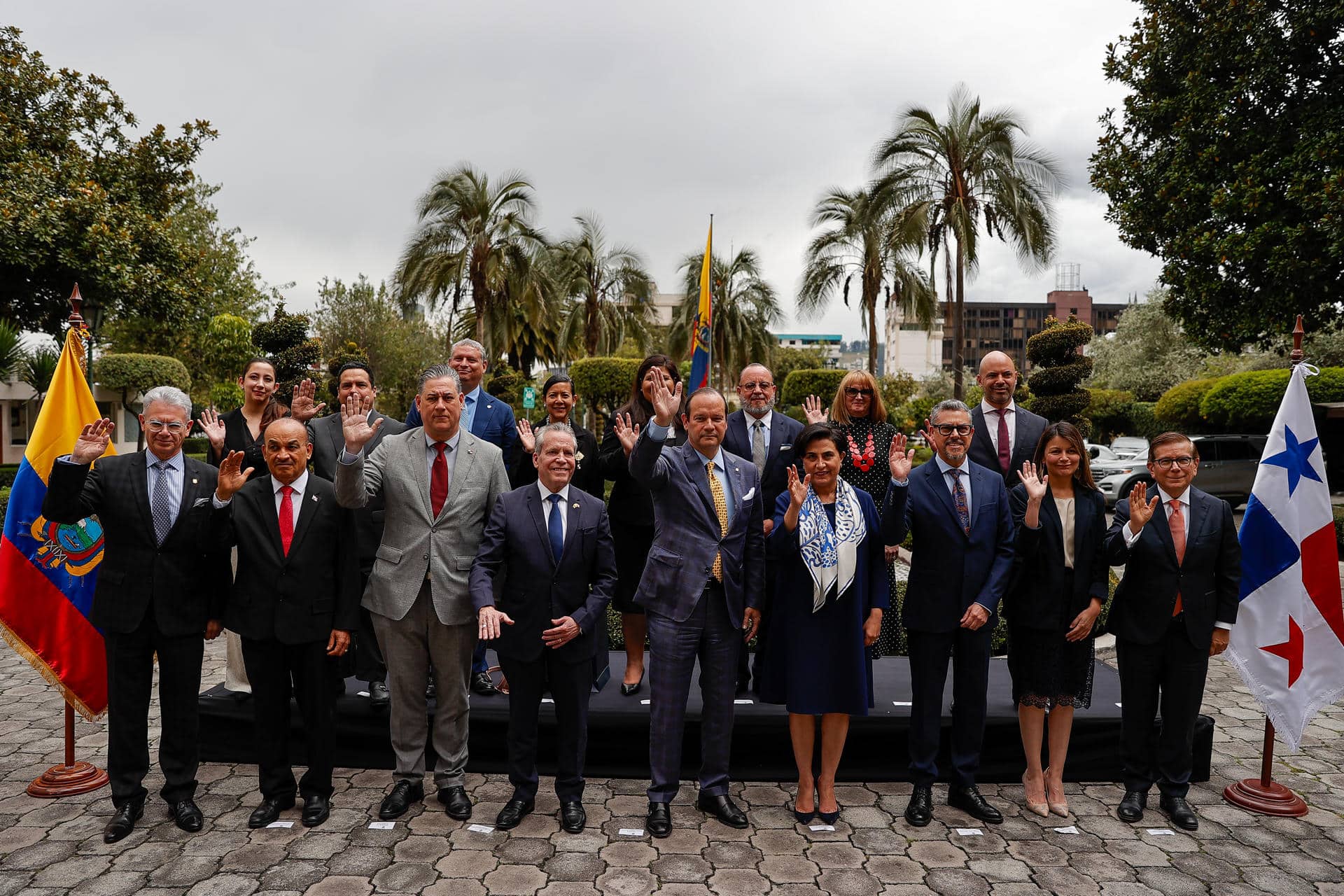 La canciller de Ecuador, Gabriela Sommerfeld (c-d), y su homólogo de Panamá, Javier Martínez Acha (c-i), posan junto a sus delegaciones este viernes, durante la II Reunión de Consultas Políticas entre Ecuador y Panamá. EFE/ José Jácome